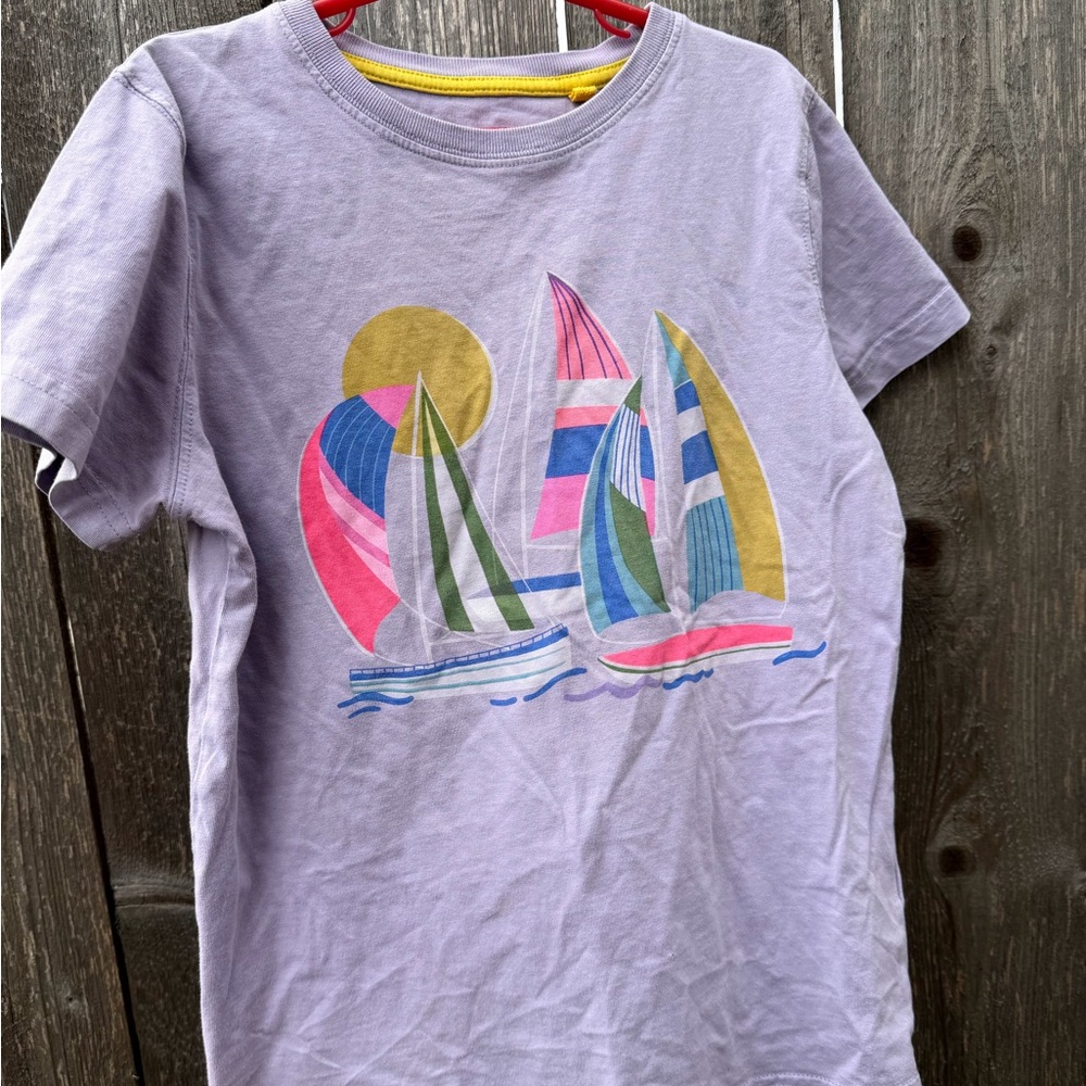 9-10y EUC Mini Boden Lavender Tee with Colorful Sailboat Graphic
